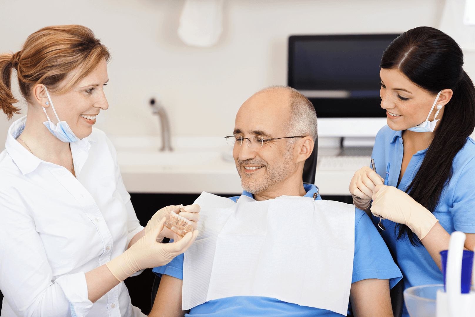 Centre Dentaire St. Laurent Dentist With Patient